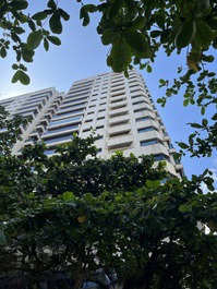 Piso en Pitangueiras a 100 metros de la playa con piscina y 2 plazas de parking.