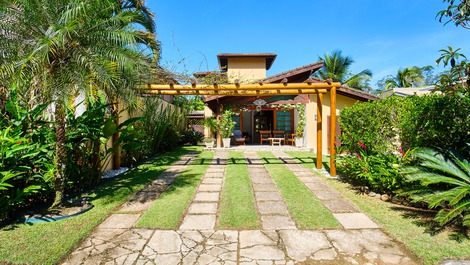 Entrada da casa e garagem