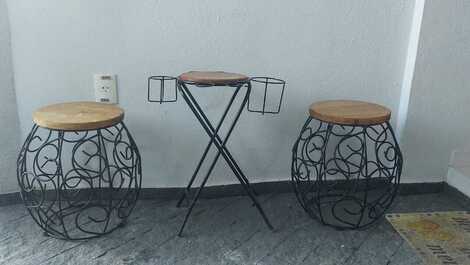 Bancos de madeira na área