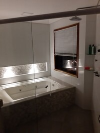 Casa MAGNÍFICA a 1 Km do centrinho: Suíte + hidro