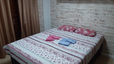 Casa MAGNÍFICA a 1 Km do centrinho: Suíte + hidro