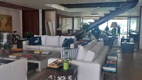 CASA FRENTE AO MAR NA PRAIA DA BALEIA