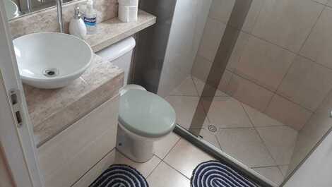 Banheiro amplo em cerâmica tom da bancada em sintonia com o revestimento ao seu gosto.