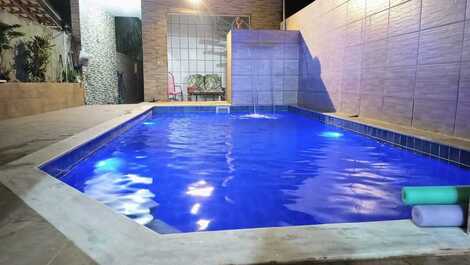 Piscina com cascata, hidromassagem e led 