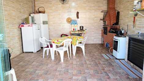 Área gourmet com churrasqueira, fogão a lenha e forno a lenha