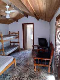 Suíte do segundo andar com varanda.