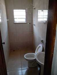 Banheiro do andar de baixo.