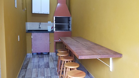 Aréa com churrasqueira