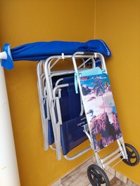 Cadeiras, guarda sol e carrinho de praia