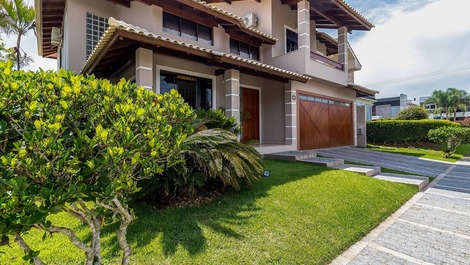 Maravillosa casa con 4 suites, piscina, a 200 metros del mar.