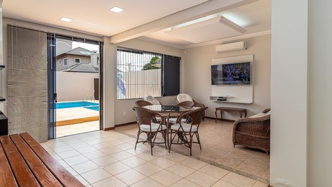 Maravillosa casa con 4 suites, piscina, a 200 metros del mar.