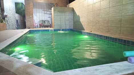 Piscina com cascata, hidromassagem e led 
