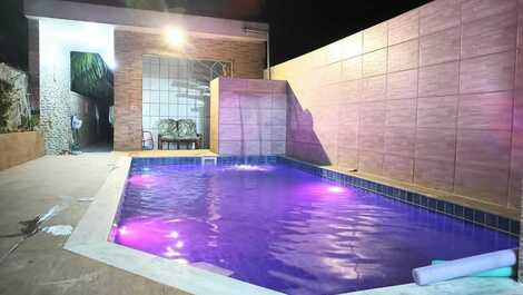 Piscina com cascata, hidromassagem e led 