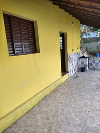 Uma varanda com saída da cozinha