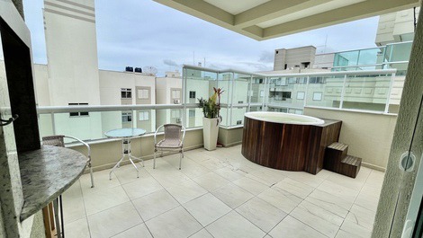 3 suites en Avenida de Bombas, con pequeña alberca en el balcón