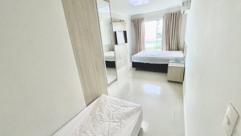 3 suites en Avenida de Bombas, con pequeña alberca en el balcón