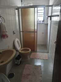 FRENTE PARA O MAR SUÍTE, QUARTO, SALA, COZINHA E BANHEIRO SOCIAL