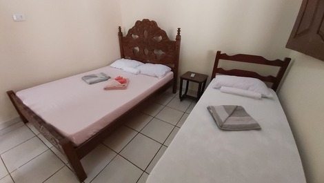 Quarto com cama de casal e solteiro