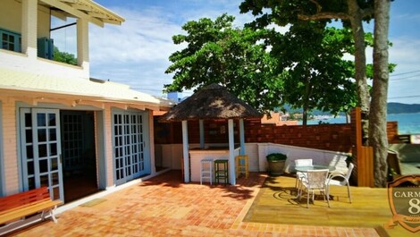 CERFECT HOME, OCEAN FRONT WITH 5 BEDROOMS IN THE CENTER OF BOMBINHAS BEACH