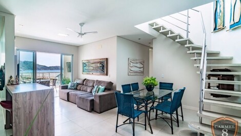 Beautiful penthouse overlooking the Mariscal sea