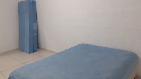 Quarto com cama de casal