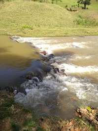 Rio passando no quintal,  adequado pra banho e pesca 