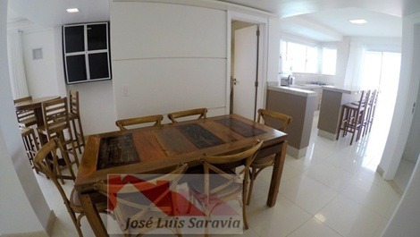 Espectacular ático con vista parcial al mar, con 3 suites, 5 baños!