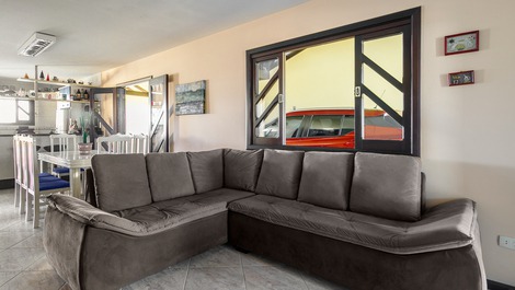 Sofá frente a tv smart 60"