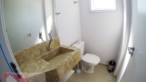 Excelente apartamento amplo e novo com 3 ar condic no centro de Bombas