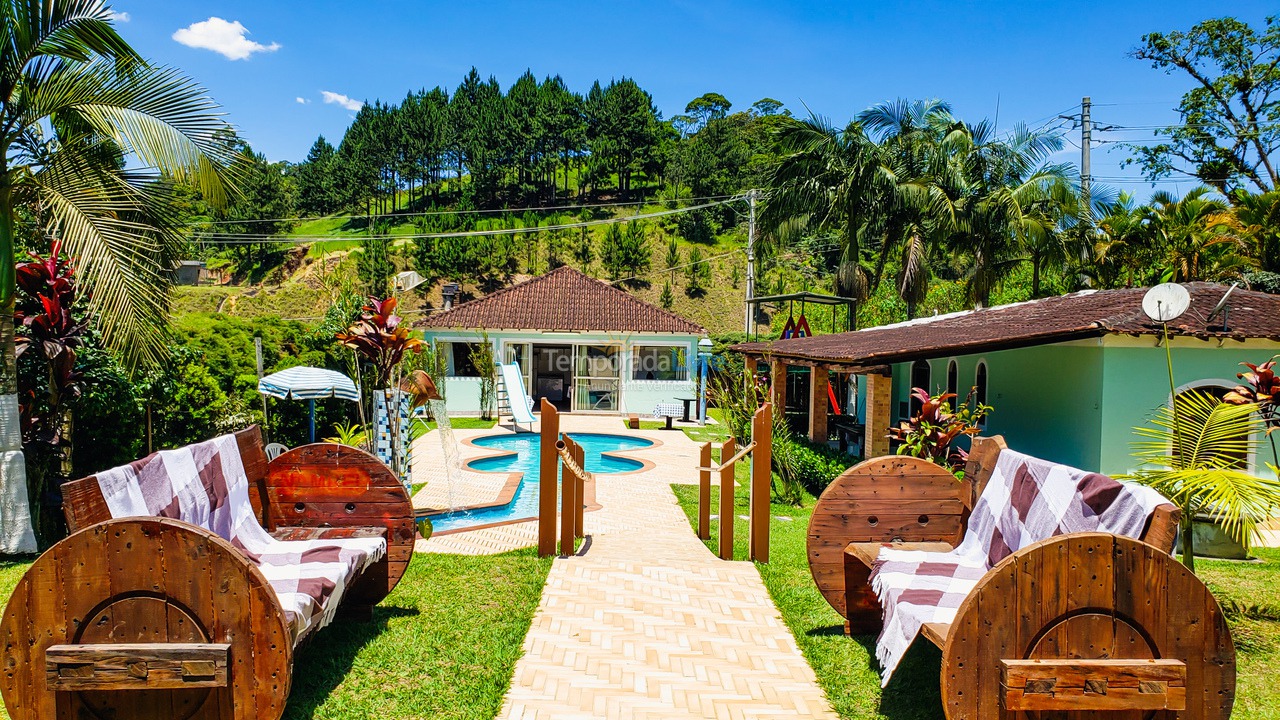 Chácara / sítio para aluguel de temporada em Juquitiba (Piscina Guitarra 30 Metros da Rodovia Festas E Temporada)
