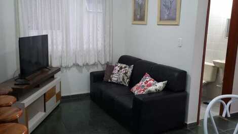 Sala com porta aberta banheiro social