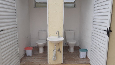 2 banheiros na área.