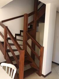 Escada de acesso ao segundo pavimento 