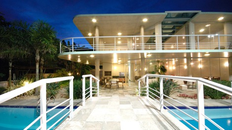 LUXURY HOUSE FOOT IN THE SAND FOR LEASE AND SALE.