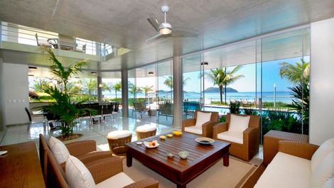 LUXURY HOUSE FOOT IN THE SAND FOR LEASE AND SALE.