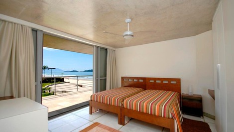 LUXURY HOUSE FOOT IN THE SAND FOR LEASE AND SALE.