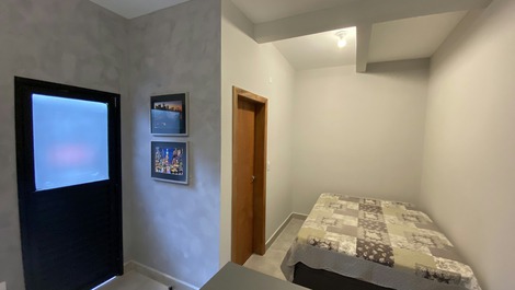 Suíte cama casal + banheiro .