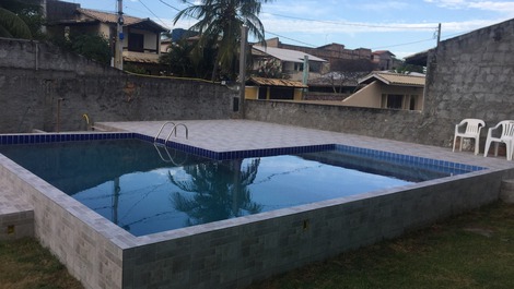 Deck com mesada e cadeiras, retiroascadeiras e mesas por causa do sol