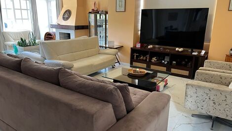 Sala de estar com tv