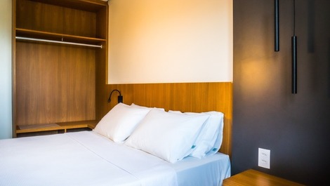 Apartamento com a cama de casal, guarda roupa