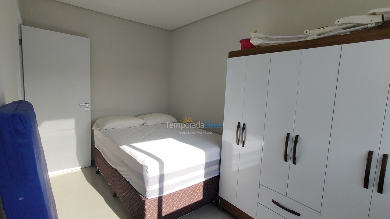 Apartamento para aluguel de temporada em Governador Celso Ramos (Praia de Palmas)