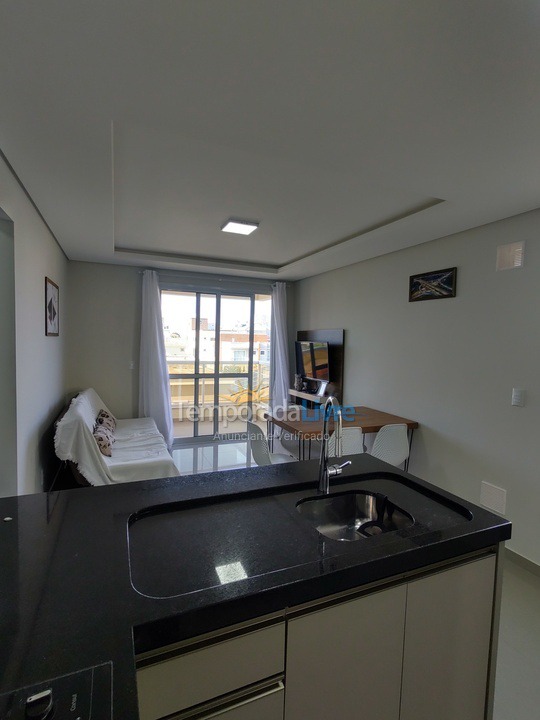 Apartamento para aluguel de temporada em Governador Celso Ramos (Praia de Palmas)