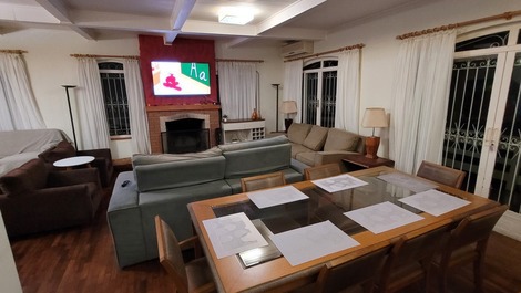 BEAUTIFUL HOUSE 10 PEOPLE 300M FROM CAMPOS DO JORDÃO MIRANTE