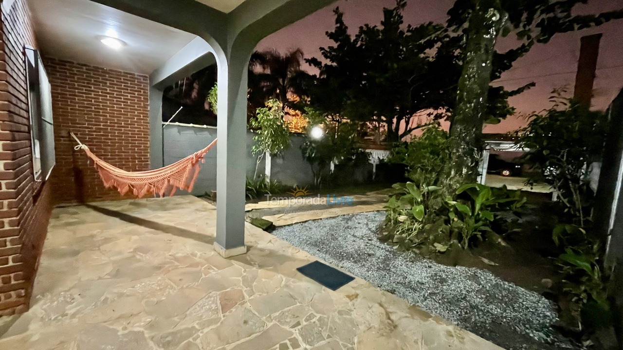 Casa para alquiler de vacaciones em Bertioga (Jardim Indaiá)