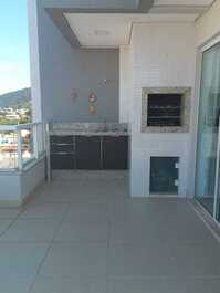 Ampla sacada com churrasqueira 