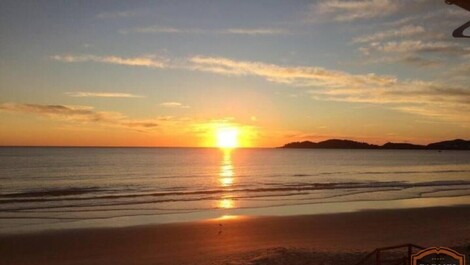 CASA BEIRA MAR, CALÇADÃO DA PRAIA DE BOMBAS, 04 SUÍTES, P/14 PESSOAS