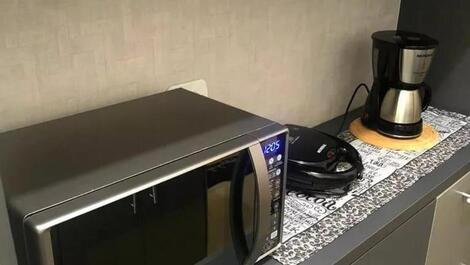 Micro-ondas, sanduicheira, cafeteira elétrica