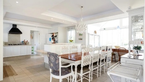 PERFECT VACATION HOME, SWIMMING POOL, NEAR THE BEACH AND SAFE SLEEPS 16