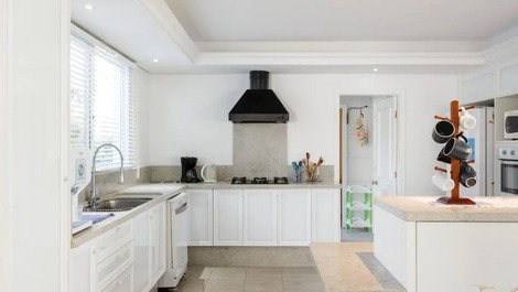 PERFECT VACATION HOME, SWIMMING POOL, NEAR THE BEACH AND SAFE SLEEPS 16