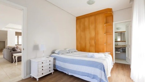 PERFECT VACATION HOME, SWIMMING POOL, NEAR THE BEACH AND SAFE SLEEPS 16